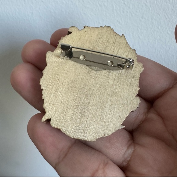 🦌 Handcrafted Cottagecore Reindeer Wood Brooch (Hand painted wood deer) - Picture 9 of 10